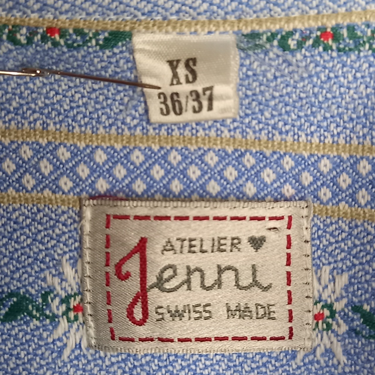 ATELIER JENNI　バンドカラー　チロリアンシャツ　プルオーバー　花刺繍