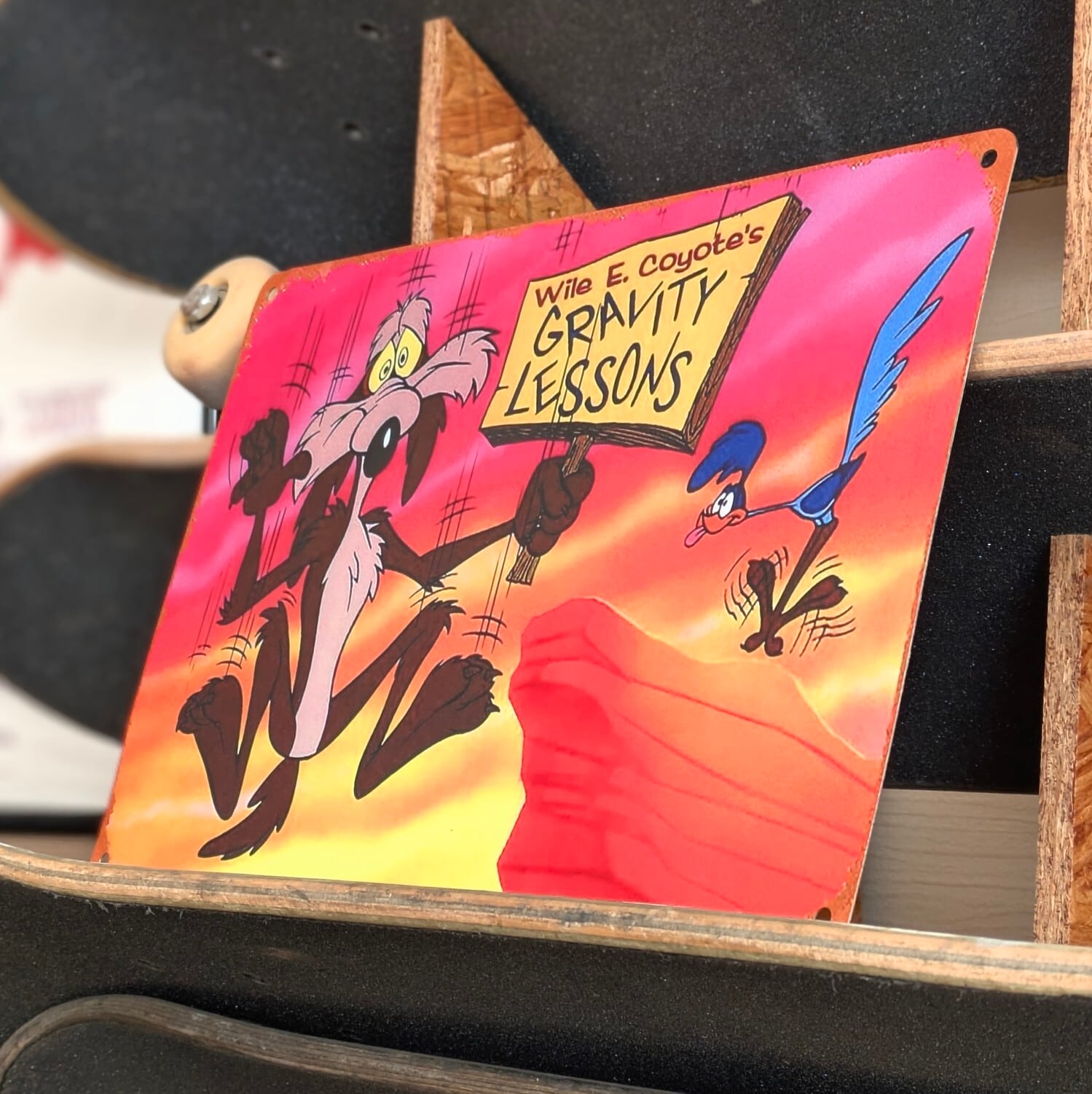 送料無料！ちょうどいいブリキ看板【 Looney Tunes （ ルーニー・テューンズ ）】ワイリー・コヨーテ / ロード・ランナー /  METAL SIGN / メタルサイン / ブリキ看板 / サインボード / ビンテージ加工 〚アメリカン雑貨 アメトイ〛