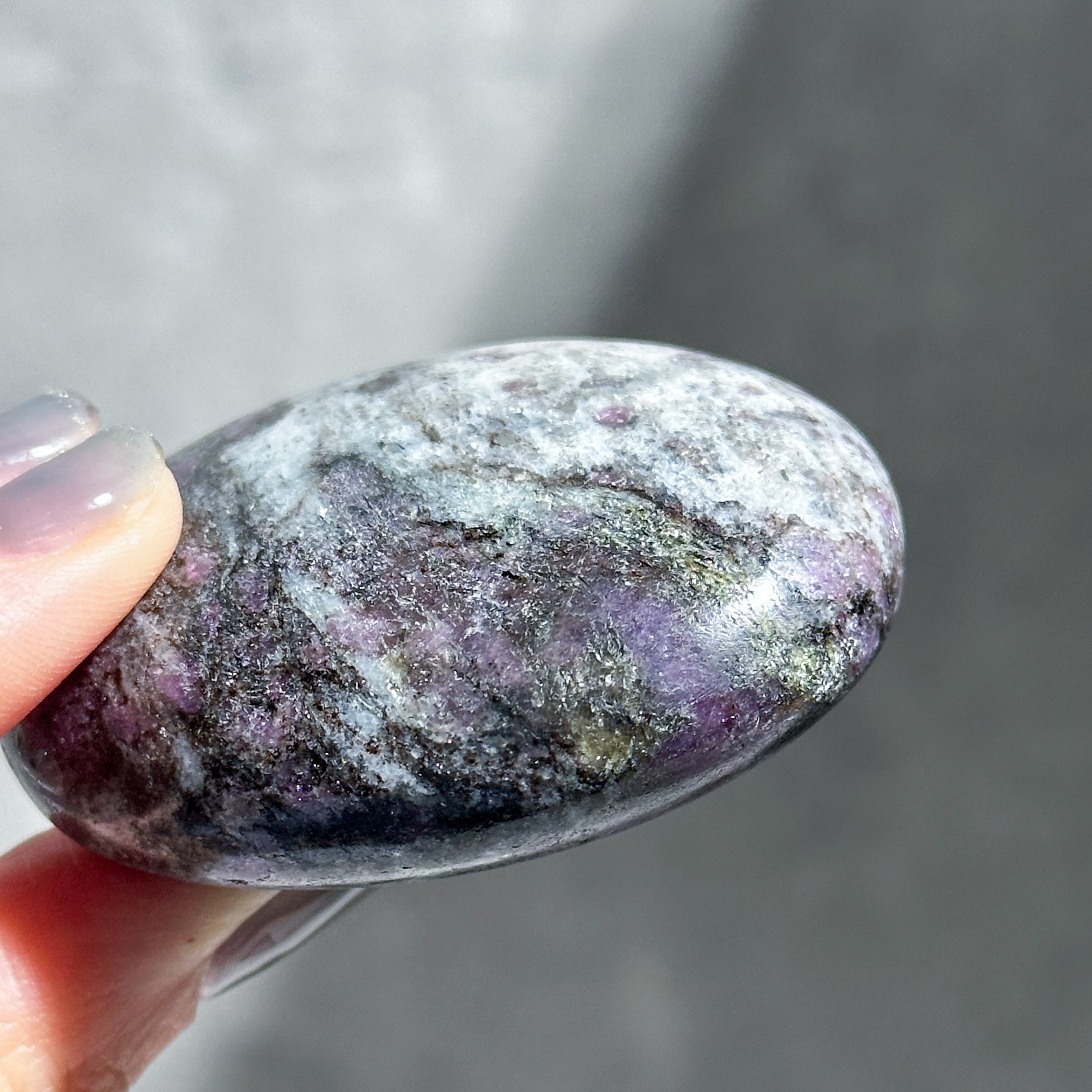 ピンクガーネットinマトリックス パームストーン23◇ Pink Garnet in