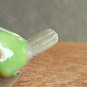 コロンと丸い、華やかな羽を持つ陶器の鳥 1
