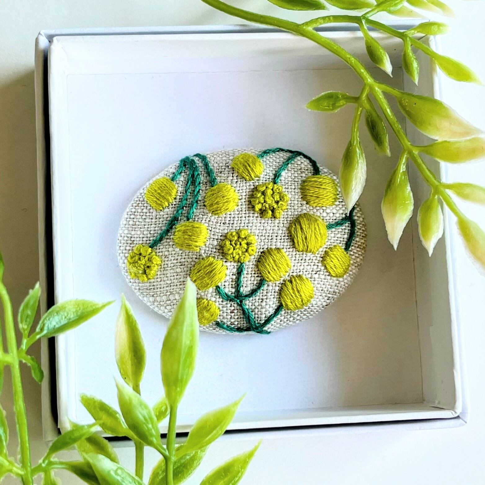 [専用　こり様]ブローチ 刺繍 フェルト ストラップ ミモザ nekogaoさんの刺しゅうブローチキット ミモザ PHC-103-1 / piece ねこ