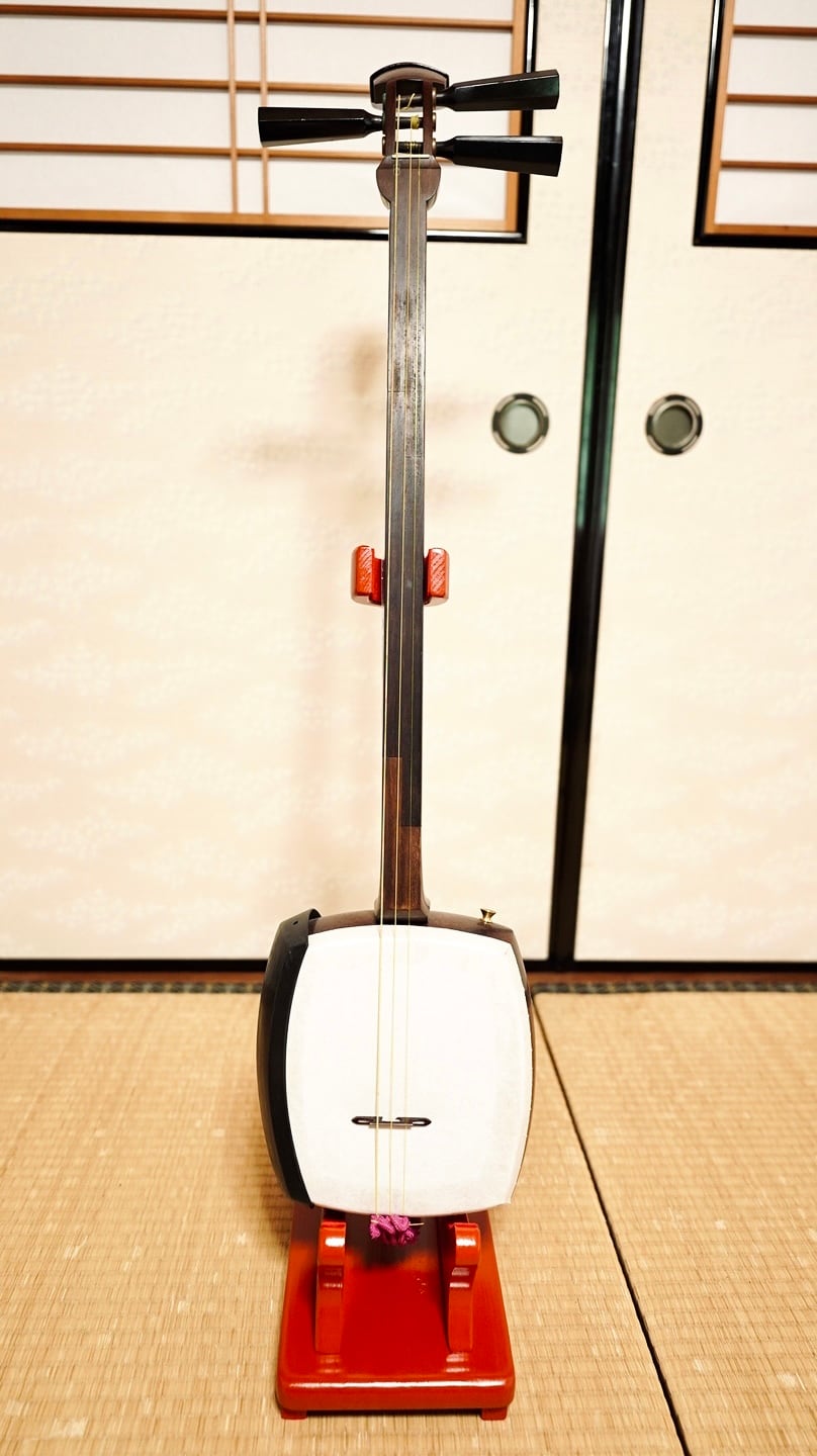 限定1台】深紅の風格、和の美を惹き立てる。手作り三味線スタンド