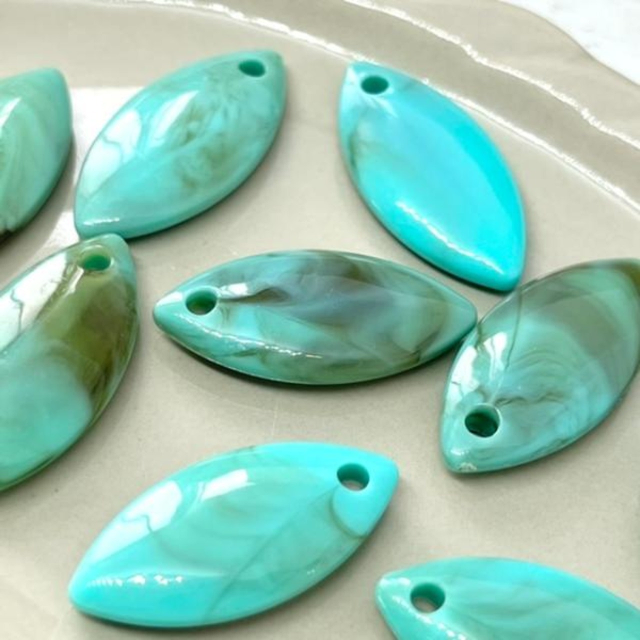 【10個】サーフボード型アクリルクリアチャーム/樹脂/ターコイズ風