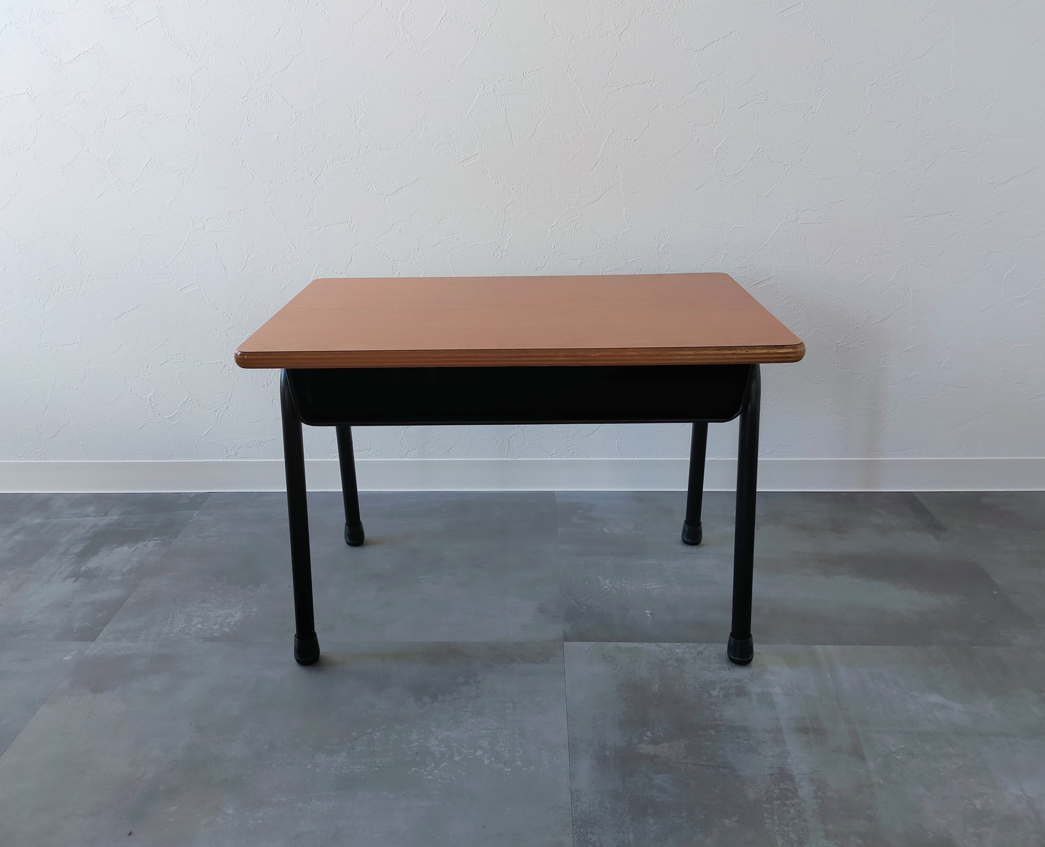 あの頃にタイムスリップ？懐かしさ溢れるローテーブル（学校机