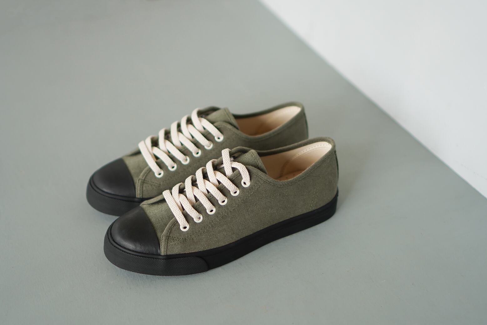 残りわずか スニーカー 灰緑 カーキ レディースサイズ Hanamikoji Shoes 花見小路 公式通販サイト 台湾生まれのハンドメイドシューズ