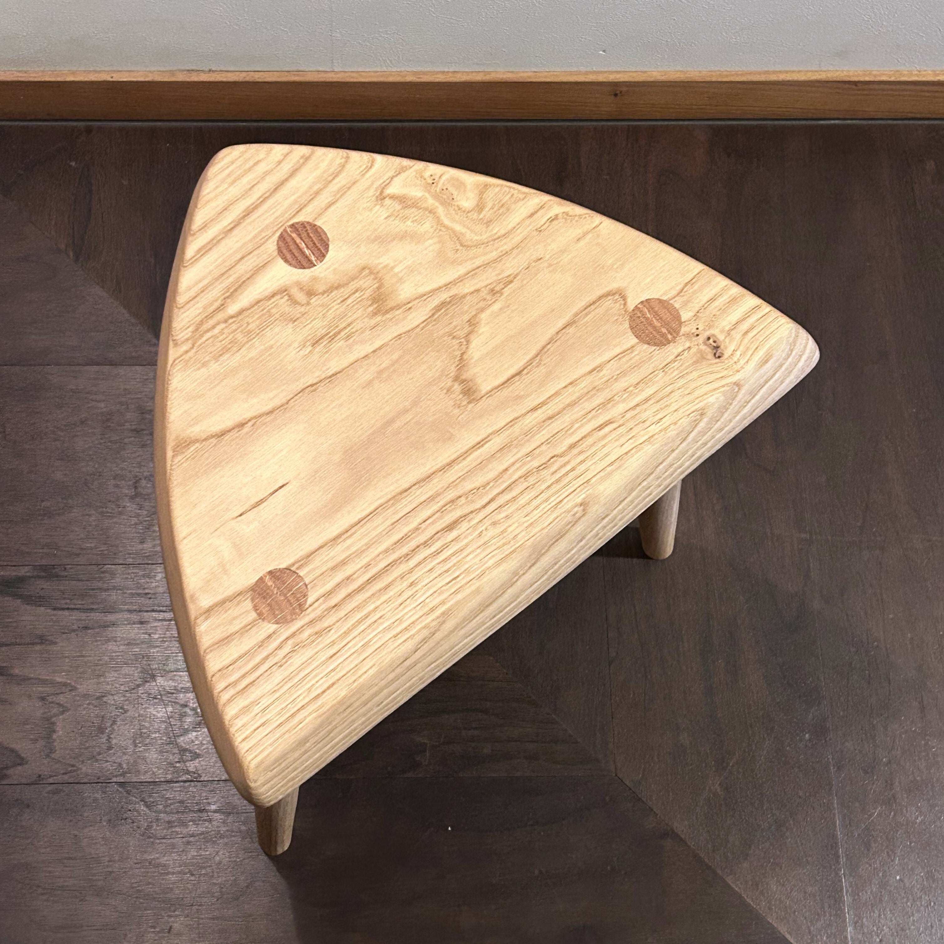 三角スツール SANKAKU [ triangle ] stool | 飛騨高山 家具工房雉子舎