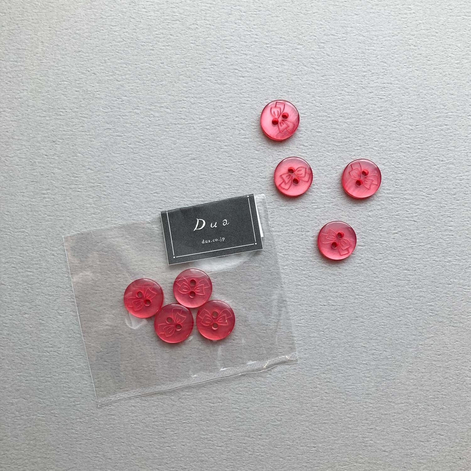 〈最終入荷〉ミニリボン模様入り赤いボタンパック(4p)