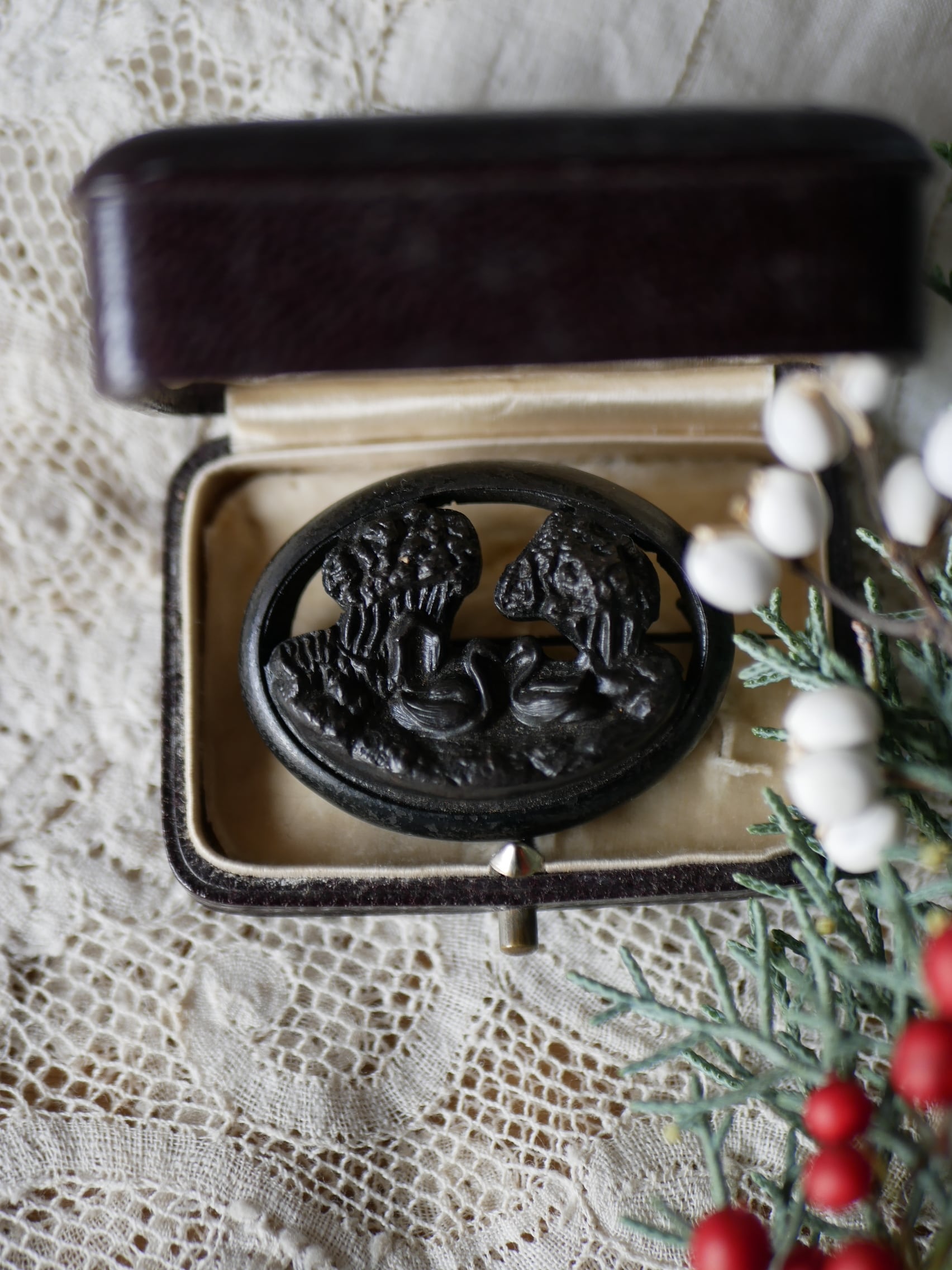 スワン 黒のジュエリー ケース付き ヴォルカナイトの白鳥ブローチ フランスアンティーク