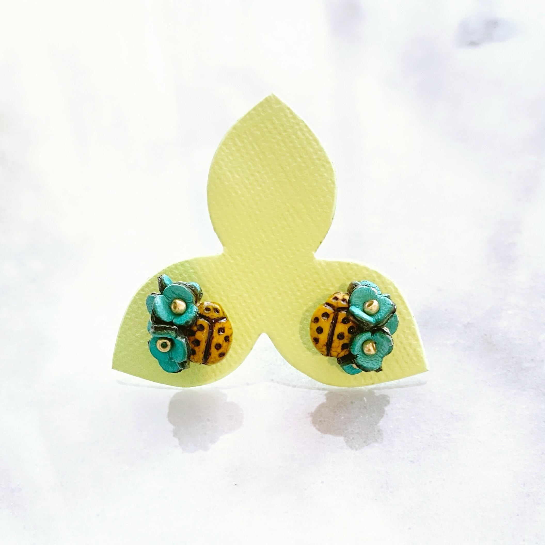 てんとう虫とお花のピアス/イヤリング(イエローてんとう虫