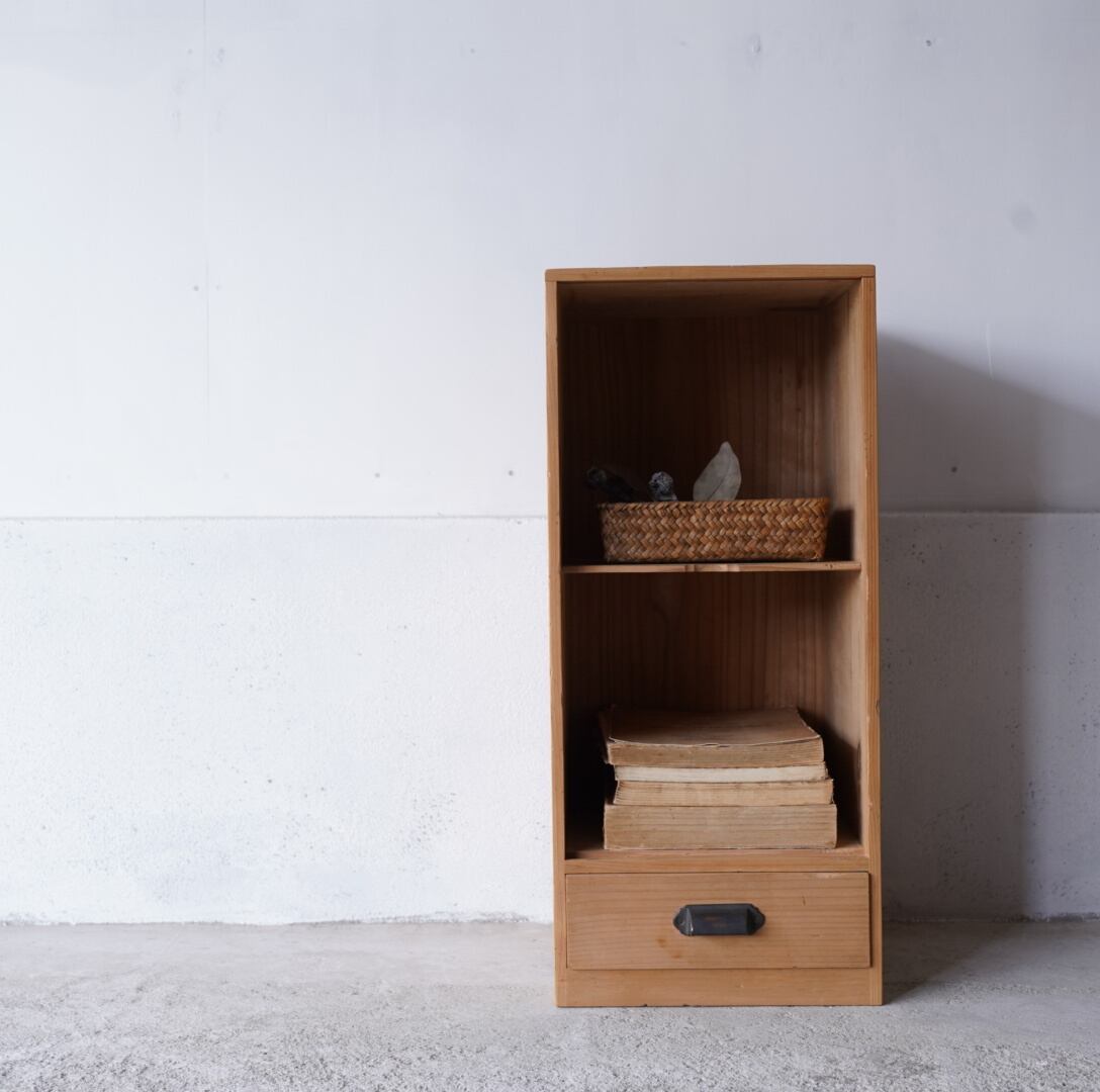 引き出しのついた木製棚