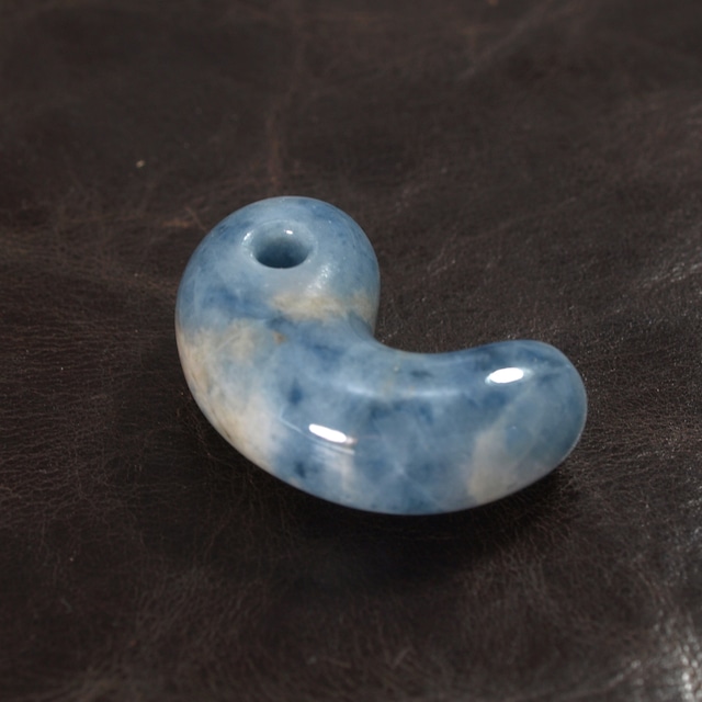 糸魚川翡翠 コン沢 青翡翠 勾玉 15.6g Itoigawa Blue Jadeite magatama 