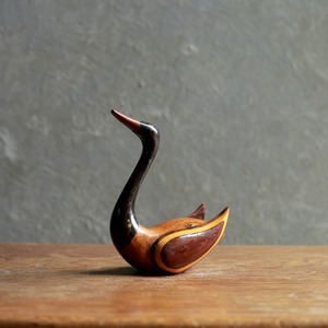元気に空を見上げる、木のぬくもり感じる白鳥 1