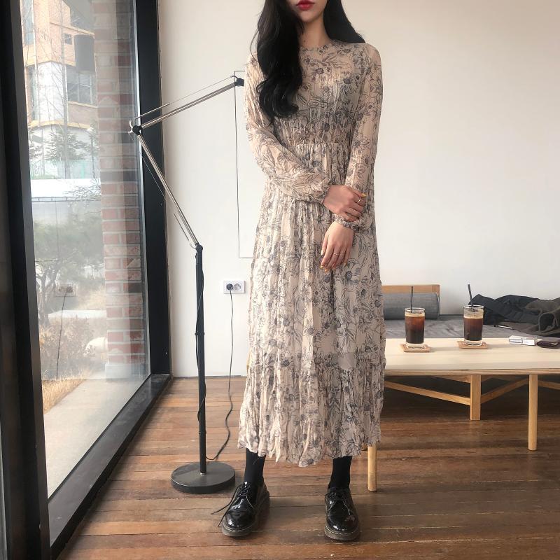 小花柄のプリーツワンピース プリーツワンピース 花柄 レトロ レディース 10代 20代 30代 アラサー Aライン カジュアル ハイウエスト ウエストマーク 脚長効果 シフォン ロング丈 マキシ丈 長袖 アプリコット ネイビー ワンサイズ フリル RB-Z07-00026RB-Z07-00026