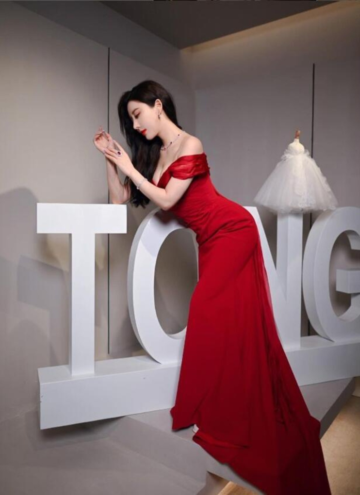 パーティードレス ボルドー色 オフショルダー マーメイドライン 背中  