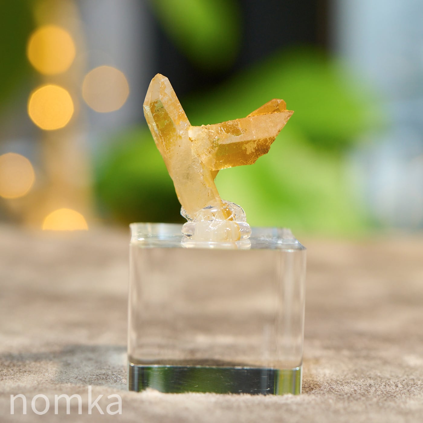 太陽を纏う黄金の翼】ソラリス(ゴールデンヒーラー) 台付き原石