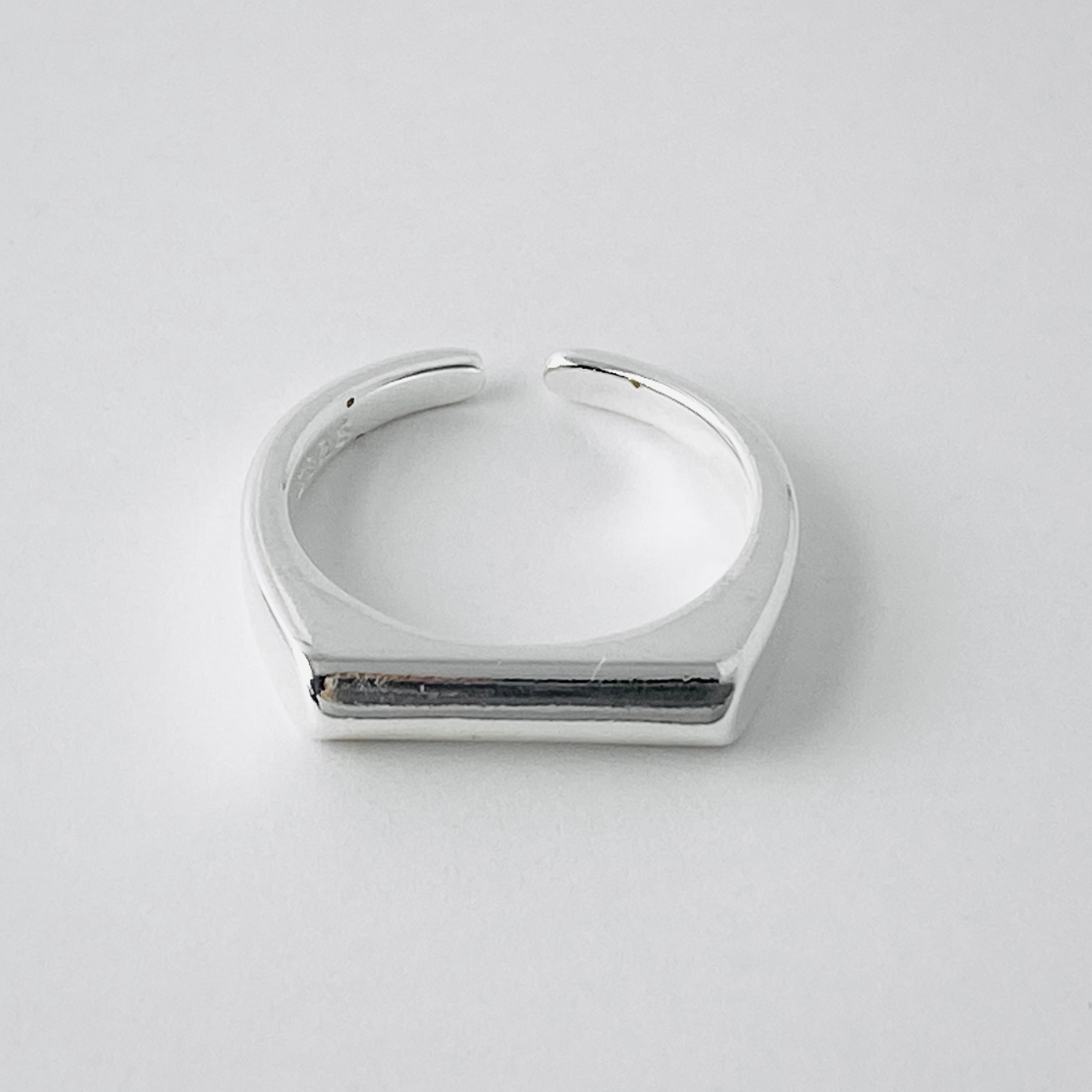 Round Bar Signet Ring #075