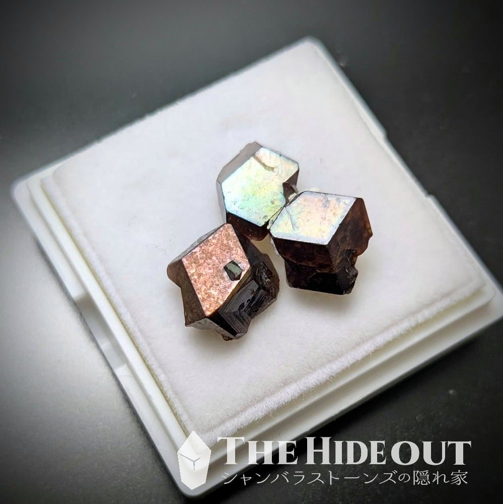 日本国産鉱物標本058 奈良県吉野郡天川村行者還岳レインボーガーネット 鏡面フルカラー3連チャン