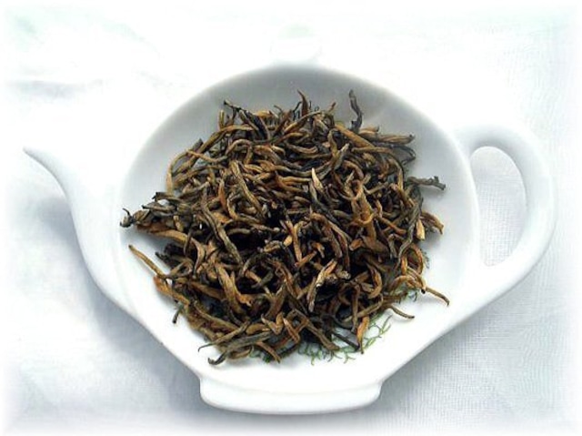 【雲南金芽紅茶（極上）】：水色、味共に濃厚で、甘く飲み易いのが特徴。