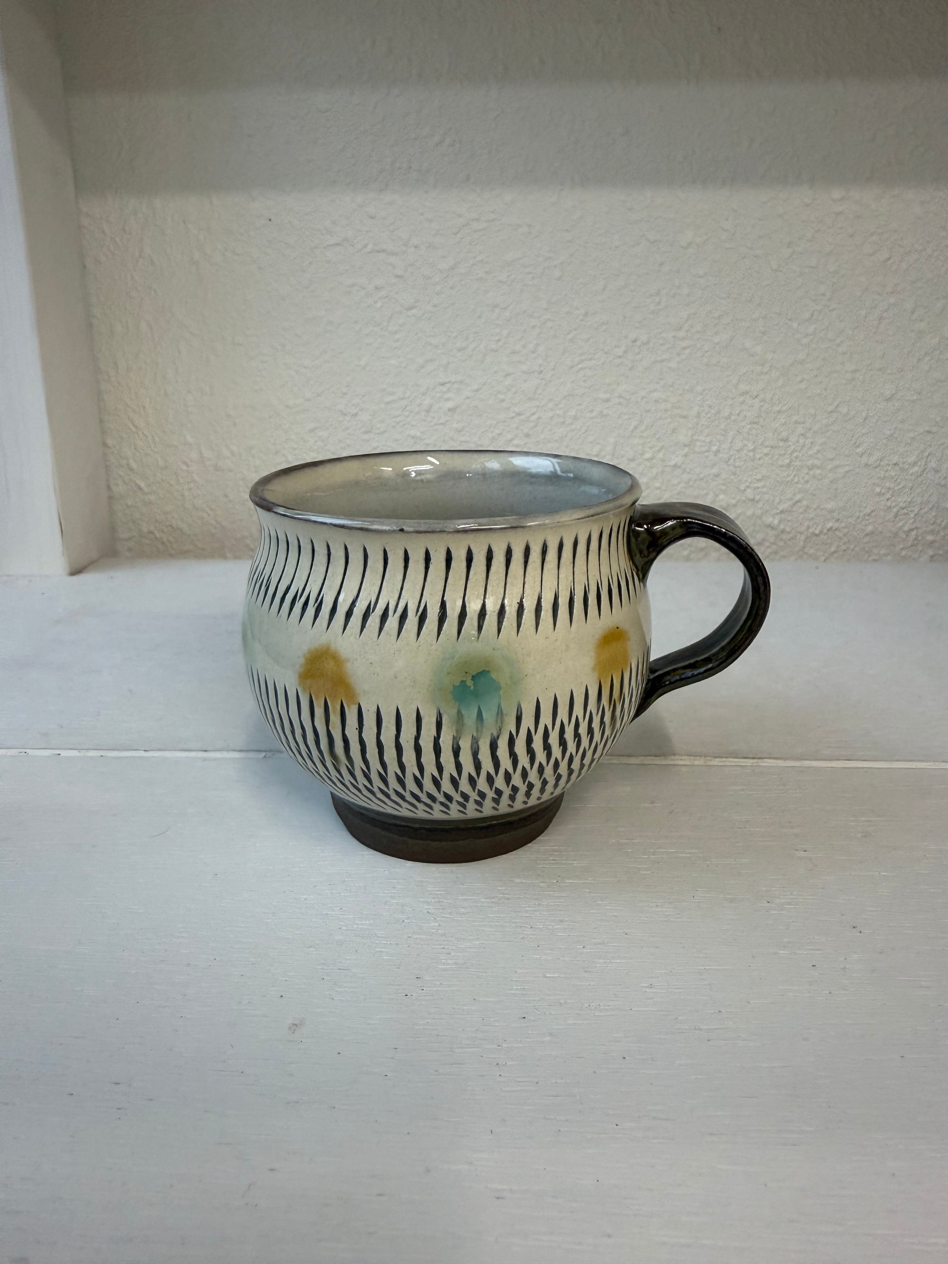 小鹿田焼 小袋道明窯 コーヒーカップ 白 飛び鉋/赤青ドット