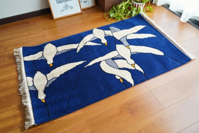 空を舞うカモメのモダンアート_手織りアクセントラグ 77×128cm ［80knot］- 鮮やかな群青に映える、光と風を纏った北欧モダンな佇まい -（Seagull）