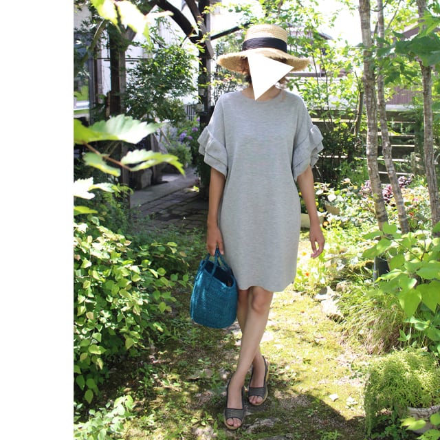 袖フリル半袖ニットワンピース グレー | dresense