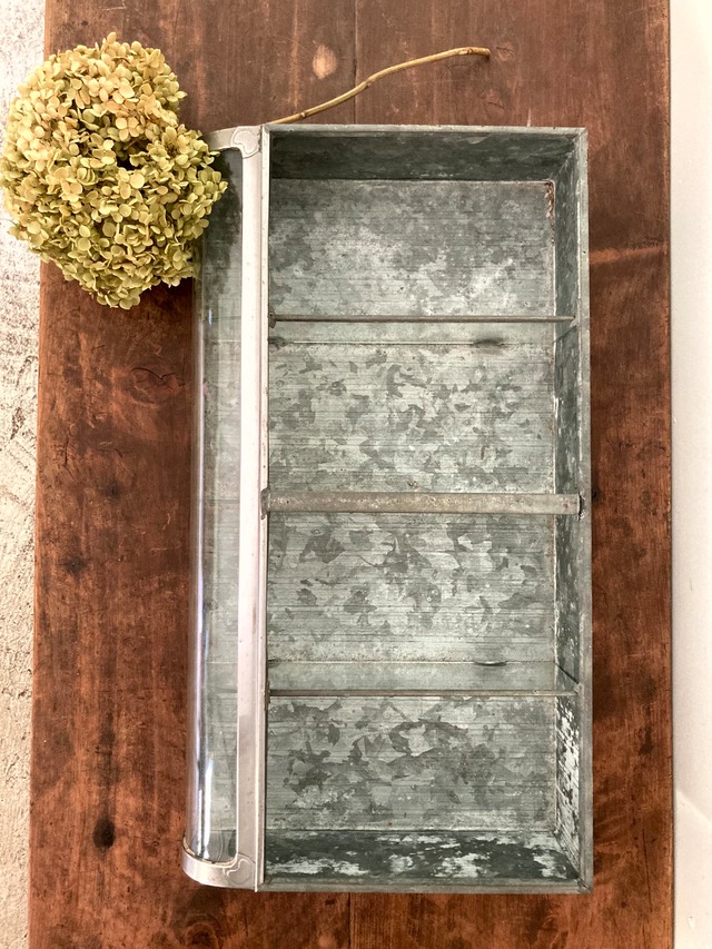 全面Rガラスのブリキ仕切りケース　(古家具)