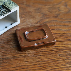 趣き深い、古い建物のお香立て