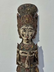 枯れ具合が絶妙なバリ島の女神像