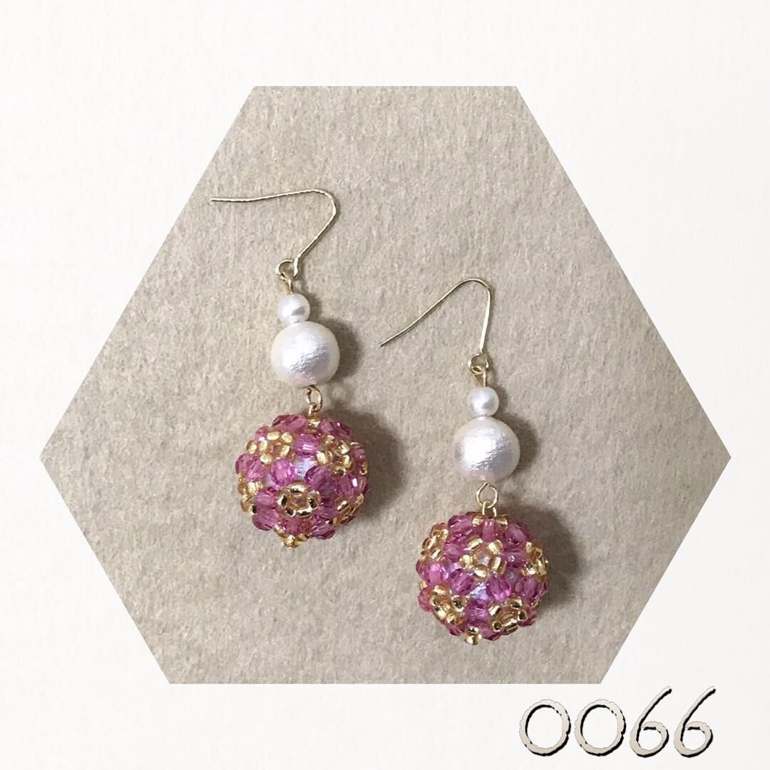 0066:スワロフスキー ピンクビーズボールとコットンパールの3連ピアス