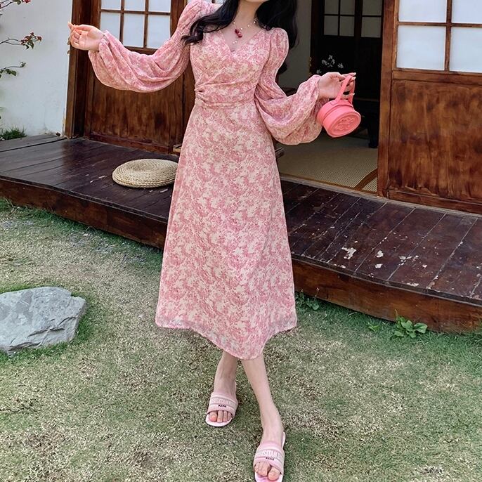 ワンピース レディース ミモレ丈 膝下 ひざ丈 ミディアム 長袖 袖あり ボリューム袖 Vネック トワルドジュイ柄 ランタンスリーブ クロスウエスト スリム 細身 シフォン とろみ感 かわいい 大人可愛い きれいめ 上品 エレガント 清楚 フェミニン おしゃれ 綺麗 お嬢様 ナチュラル こなれ感 ラブリー キュート 個性的 レトロ モダン アンティーク ロマンチック 華やか 花柄 デート お出かけ 女子会 パーティー イベント S M L ピンク 食事会 謝恩会 演奏会 10代 20代 30代 モテ 韓国