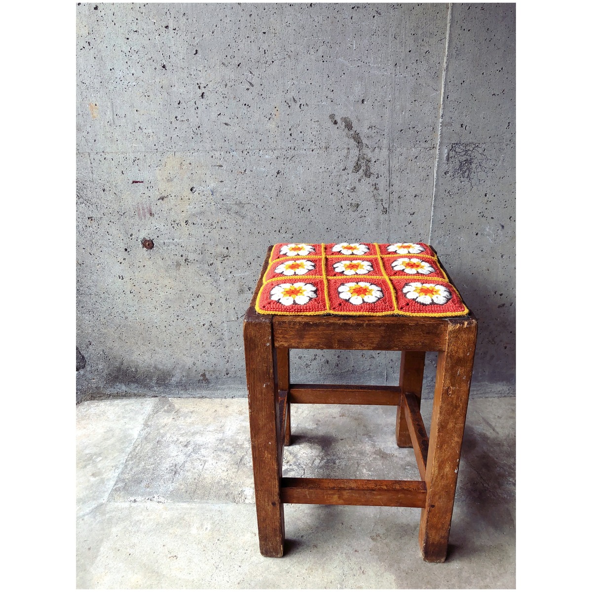 古い椅子の座面をレトロポップにリメイク⭐︎スツール リメイク家具 古 