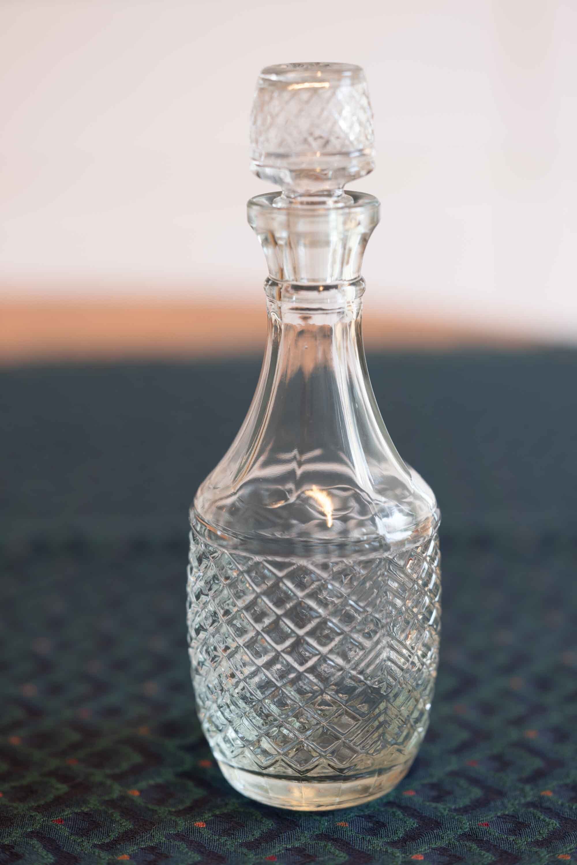 ガラス製の保存瓶 おそらく未使用 プレスガラス製