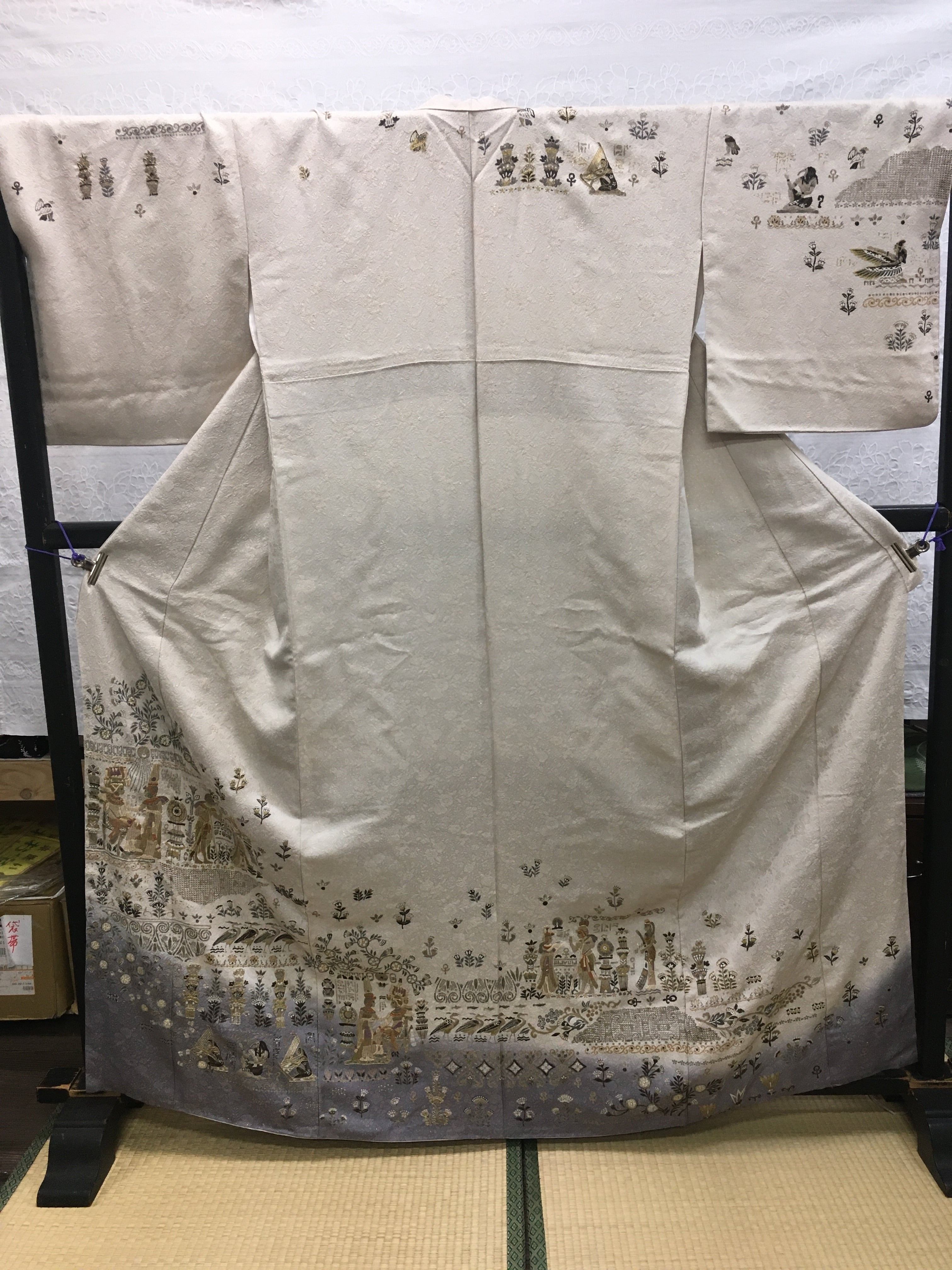 訪問着袴（クリーム地、藤鼠裾ぼかしにエジプト柄）