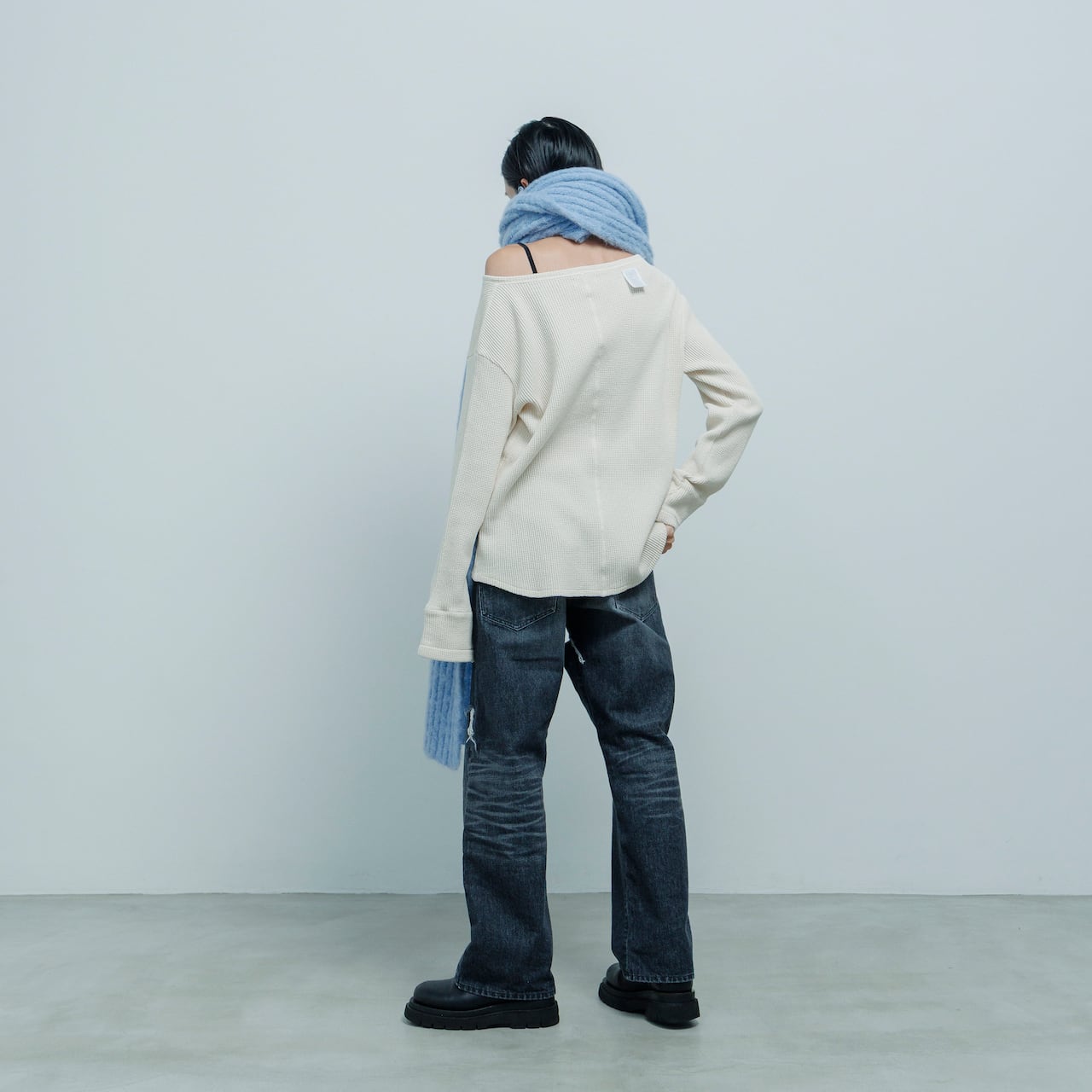 AO-83 long & volume mohair muffler / sky | akio