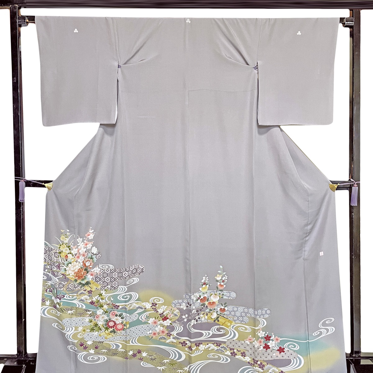 iro4】レンタル色留袖□グレー地 流水に菖蒲亀甲柄と鮮やかな赤白色 