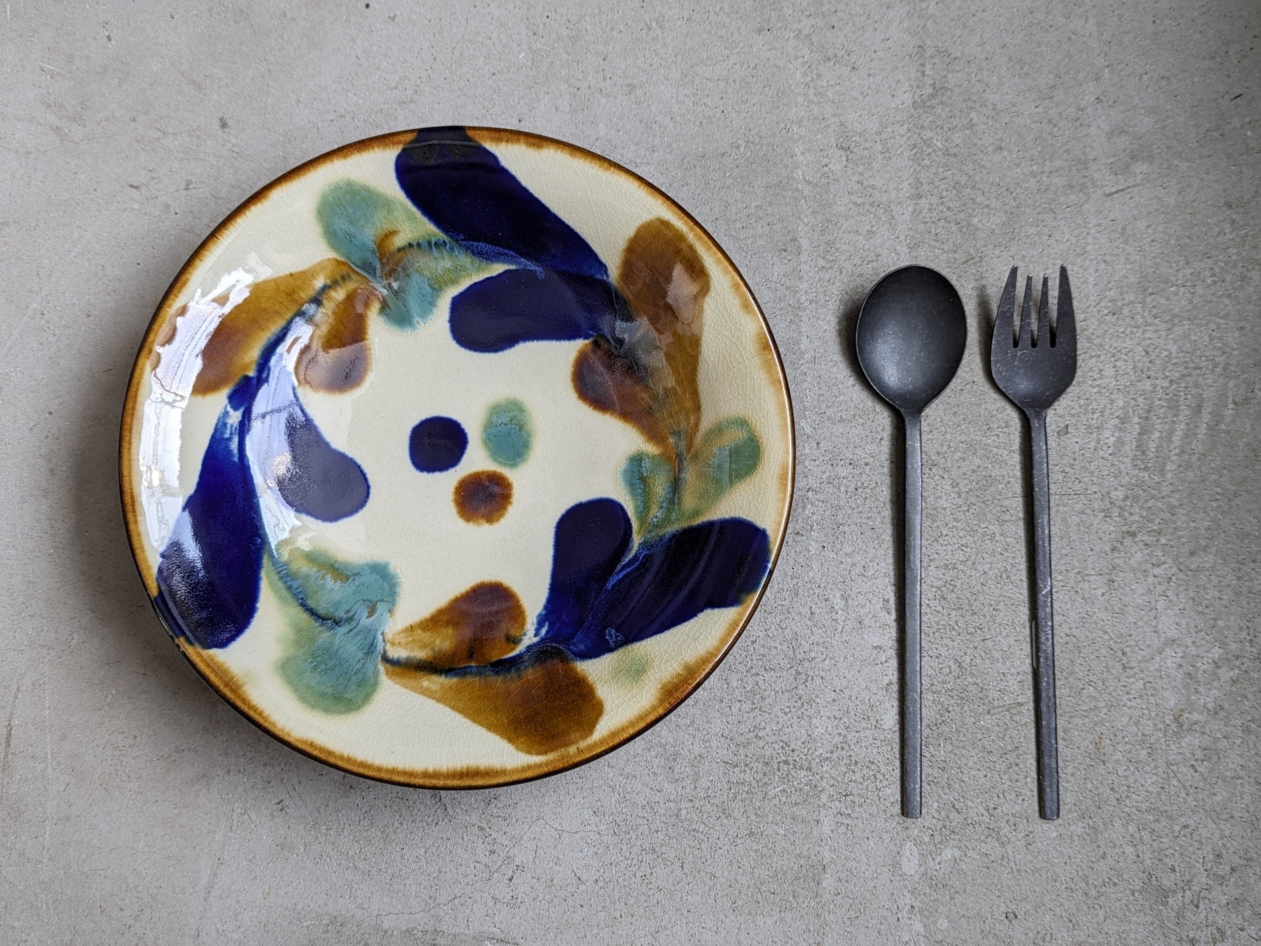 やちむん 皿8寸（三色唐草） | 仲間陶房 | inoya | Basic Life Store