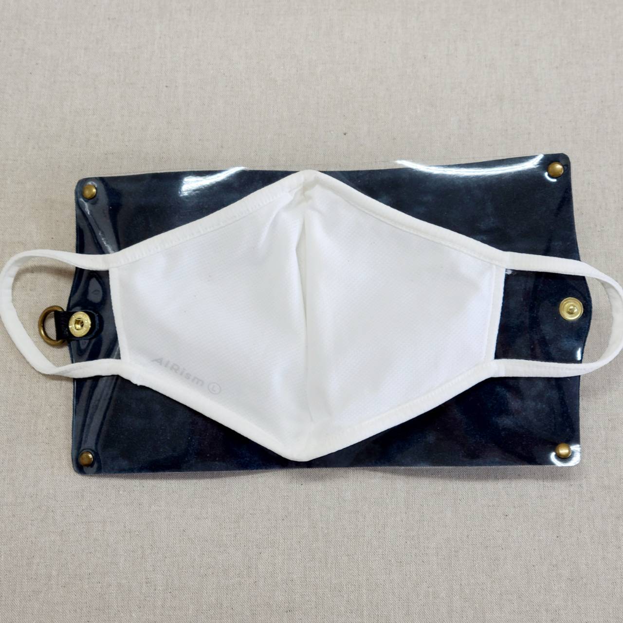 レザーマスクカバー大(ネイビー)【HASAMU】 布マスク用 ビニール仕様 Le Coeur