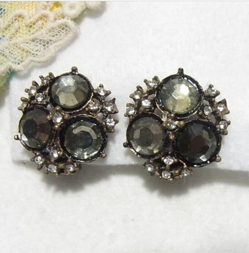 黒いラインストーンのイヤリング　コスチュームジュエリーのセール通販　10929E