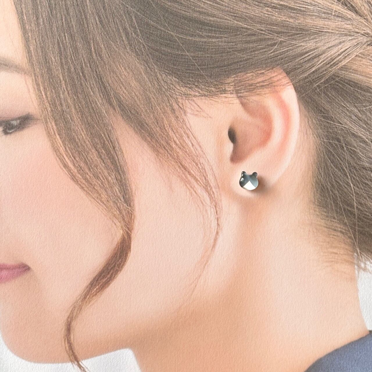 ガラスのハチワレ猫 グレー×白 小粒 シンプルピアス／イヤリング | 猫