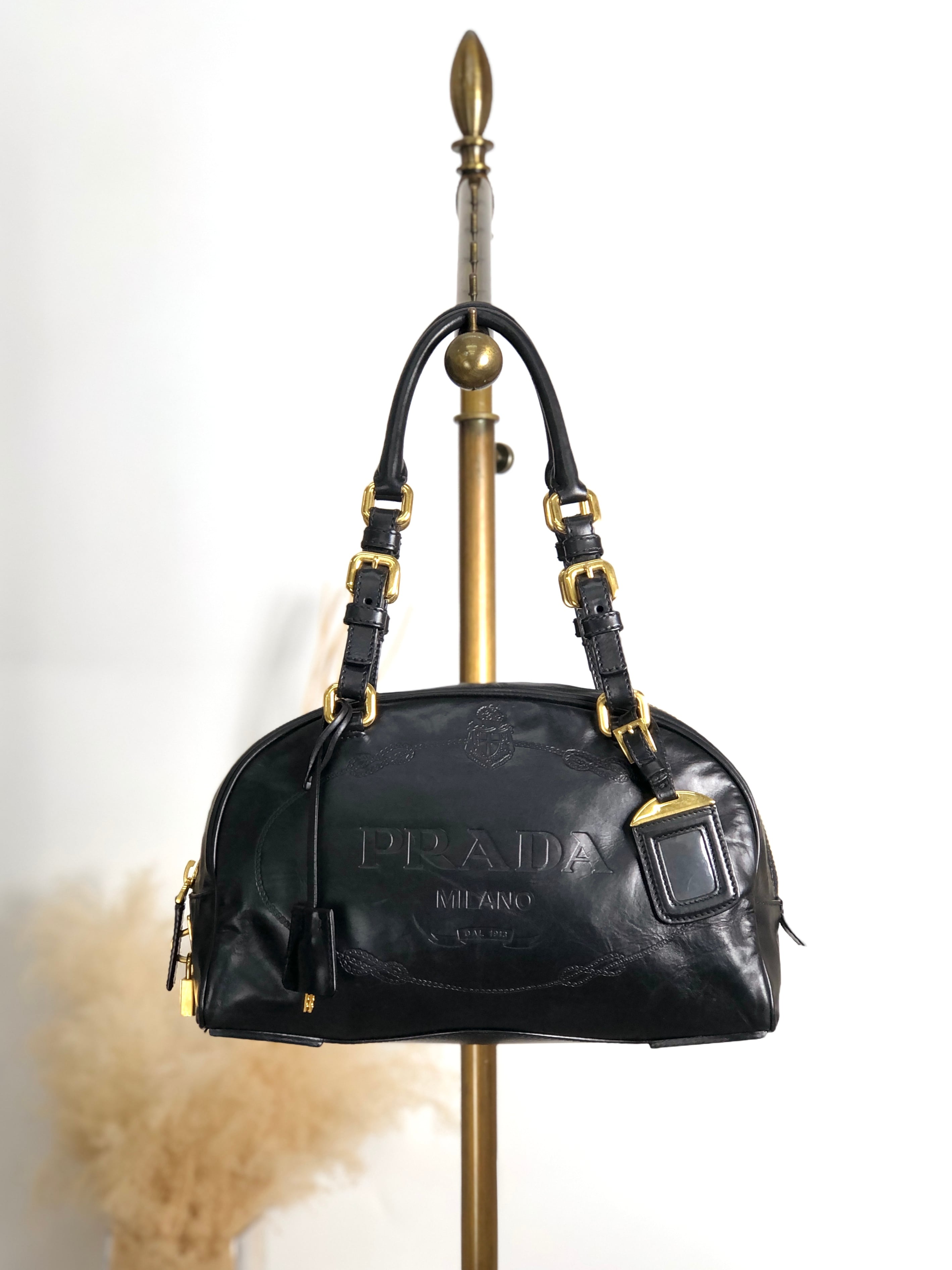 PRADA プラダ ボストンバッグ　ヴィンテージレザー PRADA プラダ ハンドバッグ ブラック ロゴ型押し レザー ボストン