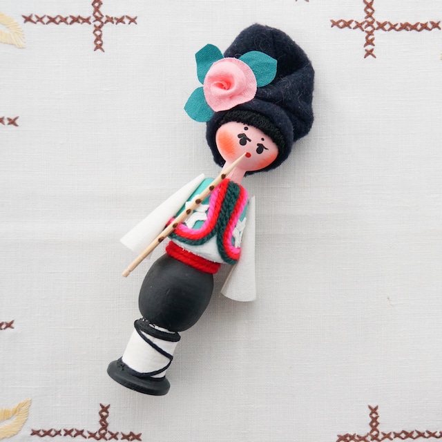 ブルガリアの木製人形  笛を吹く男の子
