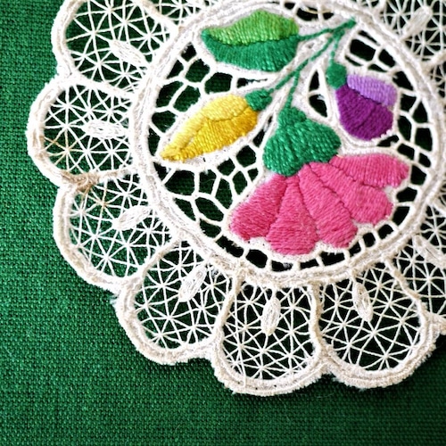 カロチャのレースマット　花瓶敷き　　ハンガリー刺繍　リシュリュー