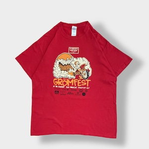 【GILDAN】GROMFDST グロムフェスト サーフィン コンテスト 企業ロゴ イラスト プリント Tシャツ 半袖 レッド US古着