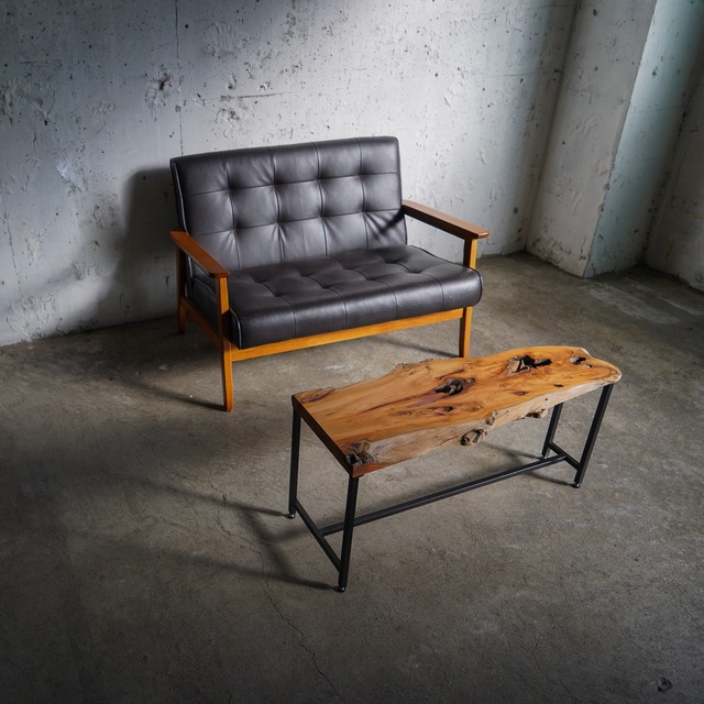 動きのある一位の一枚板 ローテーブル