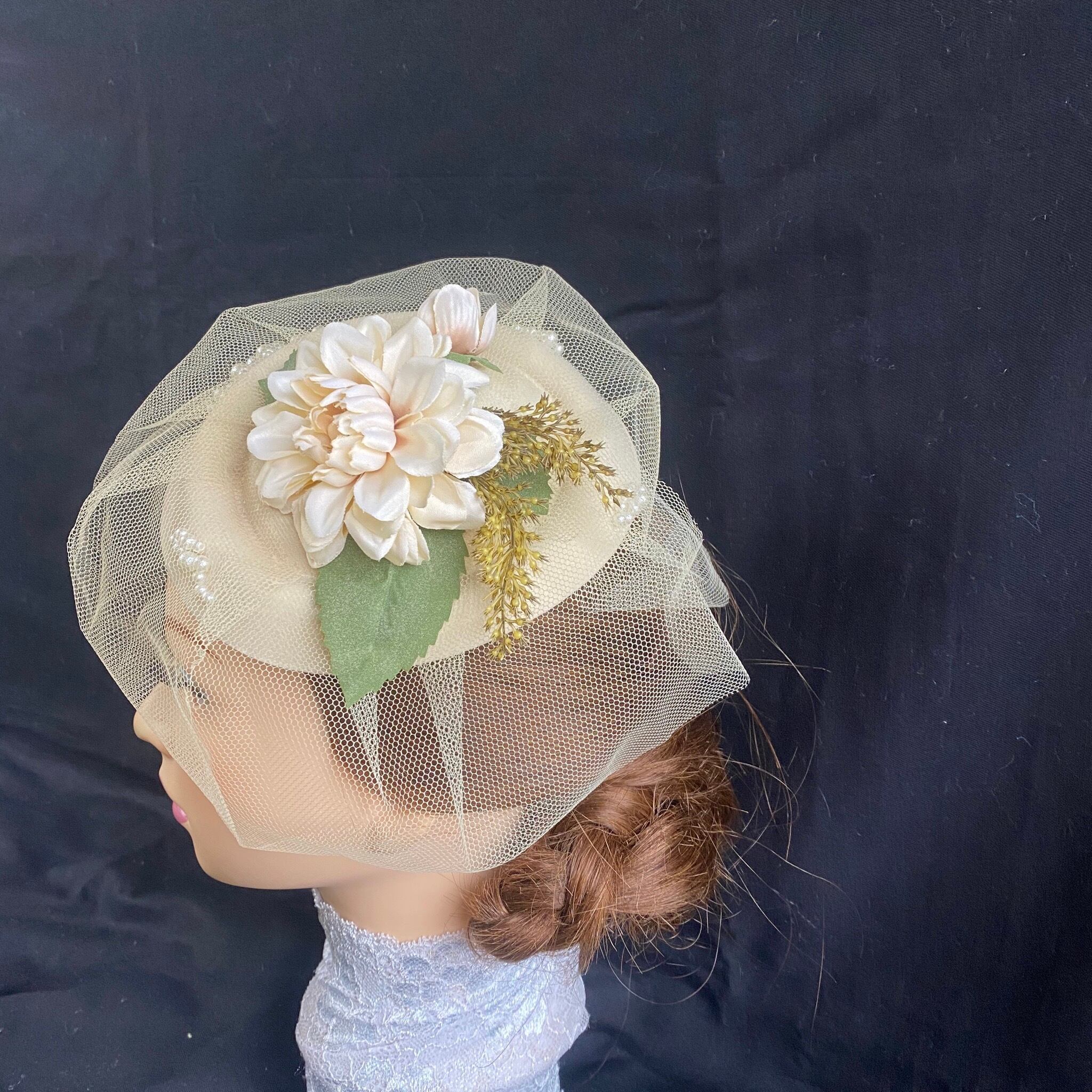 オフホワイトの絶対かわいいトークハット