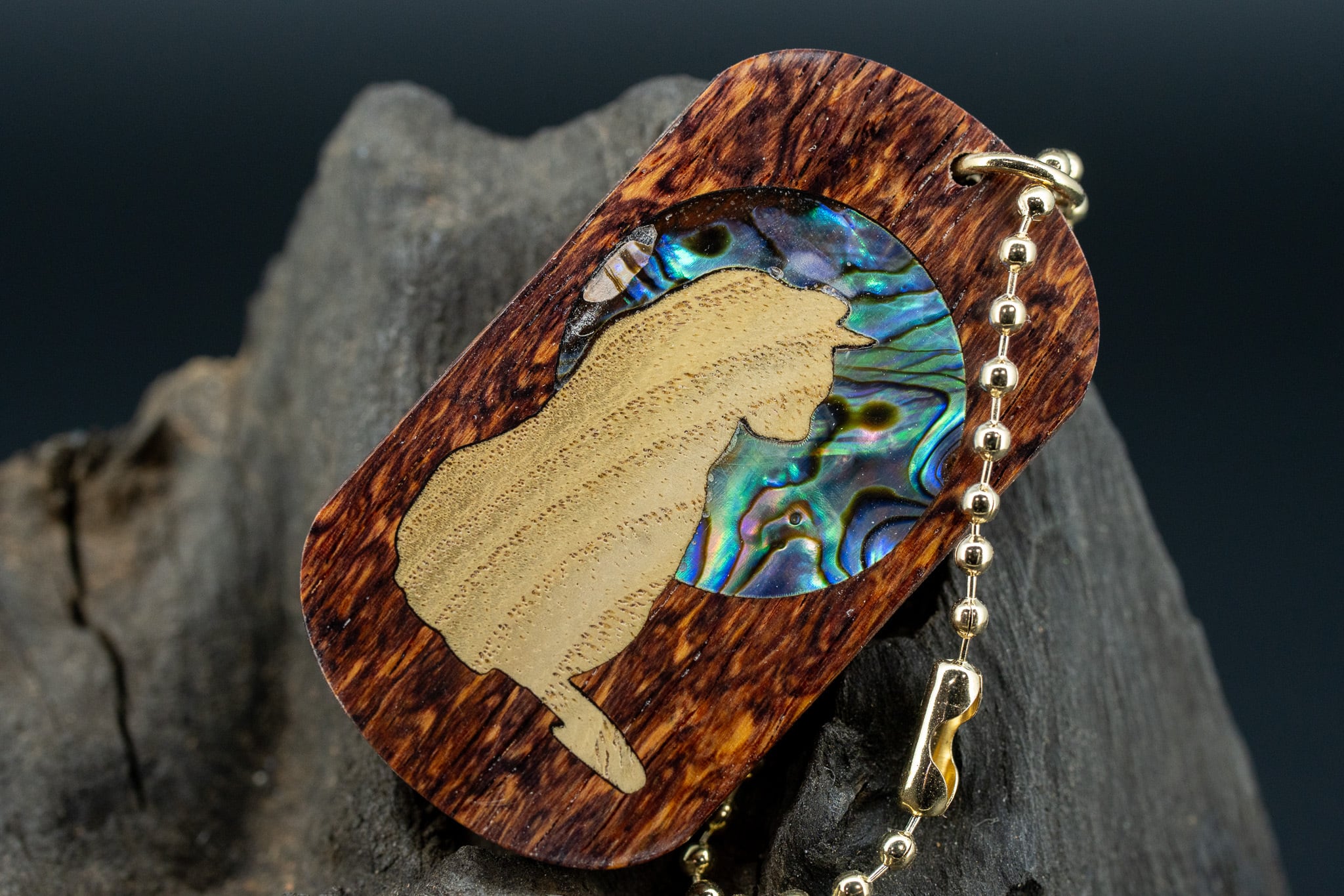 ※【東洋のローズウッド】 縞紫檀 変わり杢 ドッグタグ 象嵌 横を向く上品な猫