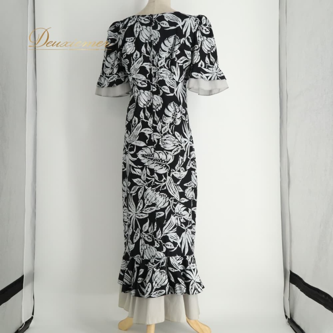 フラダンス 衣装 T&L MUUMUU FACTORY ムームーファクトリー ワンピース ドレス ブラック系 花柄 植物柄 ハワイアンプリント ハワイアン アロハ フラ ダンス レッスン 練習 黒 灰色 白 グレイ系 ホワイト系 ハワイアンダンス フリル モノトーン かわいい おしゃれ 上品 大人っぽい ハワイ製