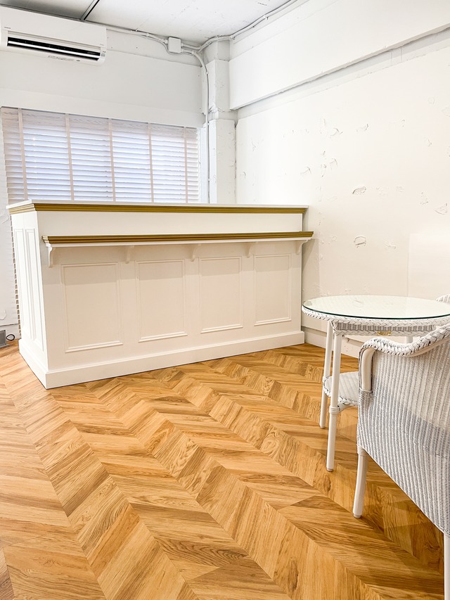 女性専用パーソナルジム向けL字カウンター84 (荷物棚付き・かわいい受付カウンター)W2000✕D1150