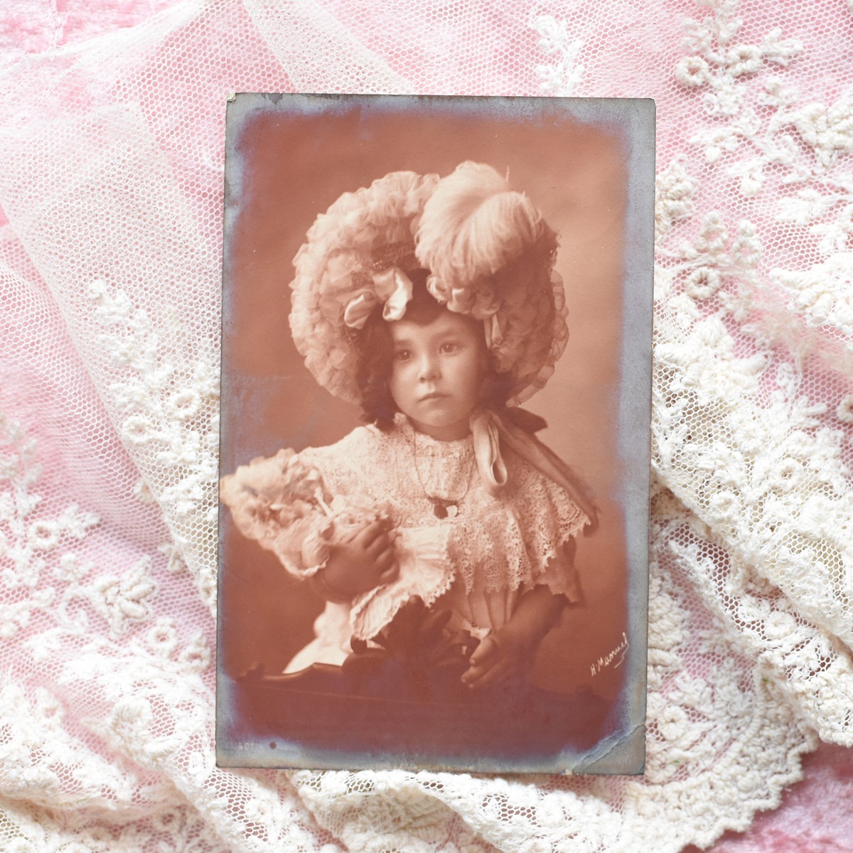 Antique postcard お人形のような少女とお人形 H.Manuel France P129 