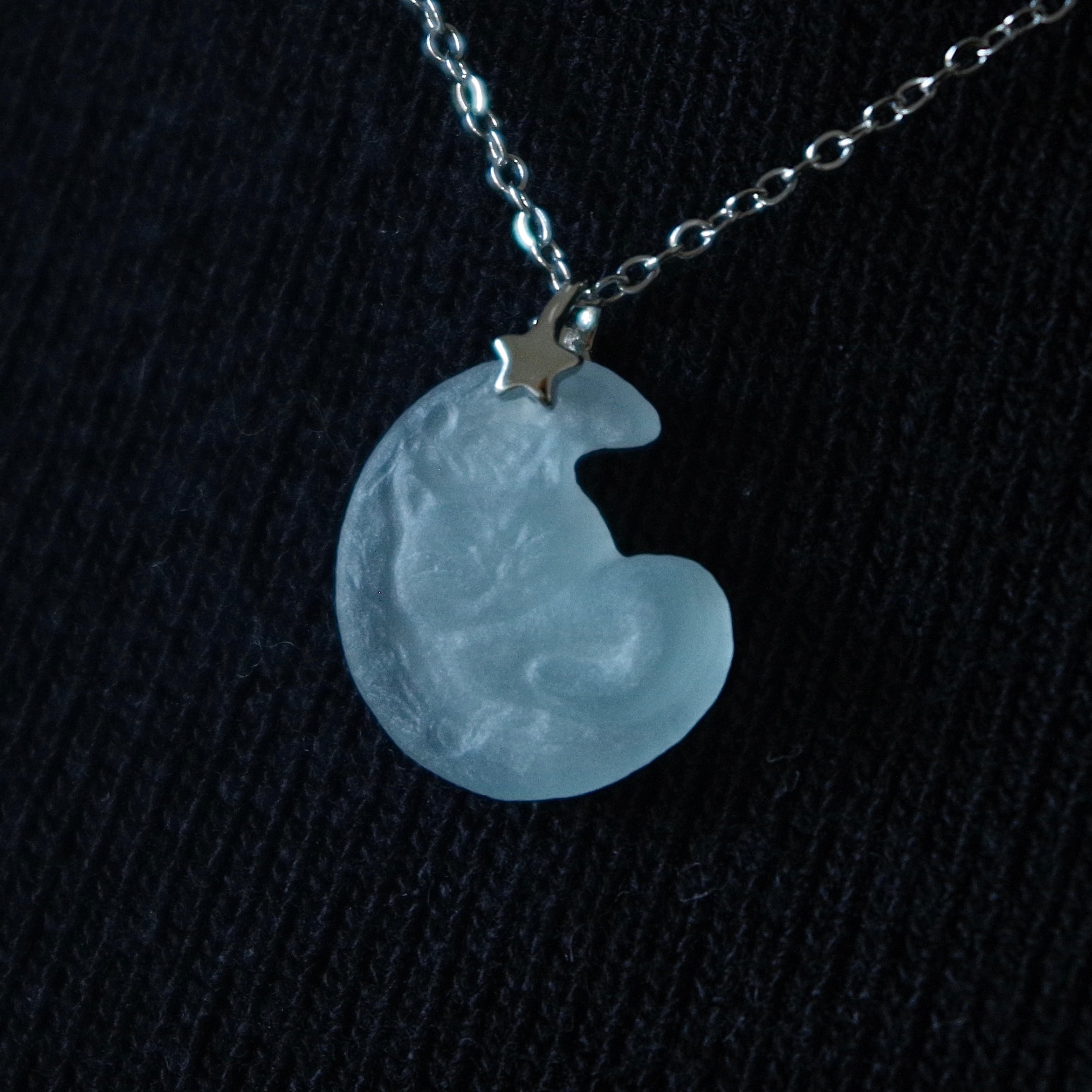 Cat Sleeping on the Moon │ シーグラスカービングのペンダント